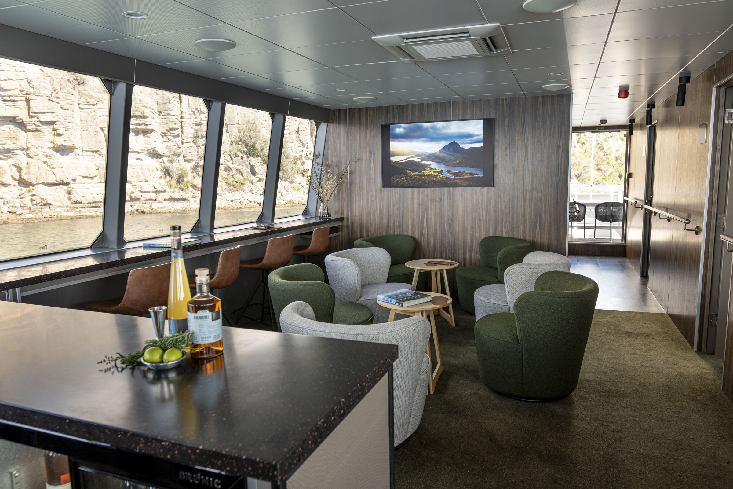 Wheelhouse Lounge & Bar on expedition vessel Odalisque (2)
