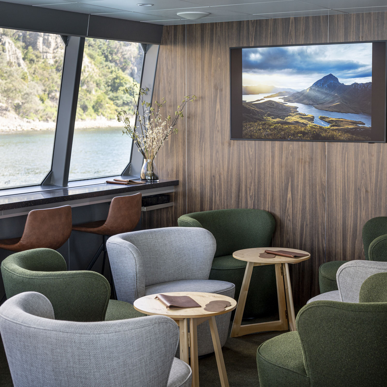 Wheelhouse Lounge & Bar on expedition vessel Odalisque